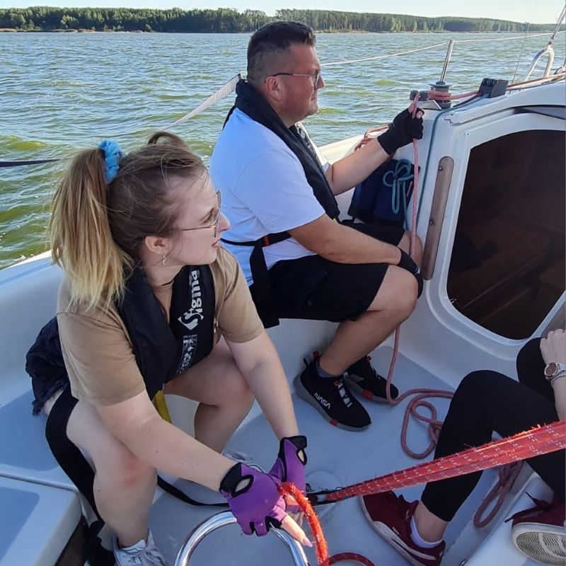 Praktyka żeglarska na dużych mazurskich jeziorach.