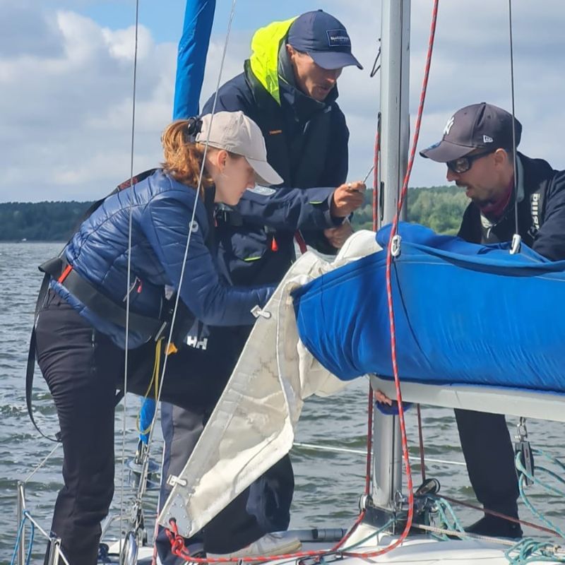 Szkolenie żeglarskie Mazury – pierwsze manewry pod żaglami