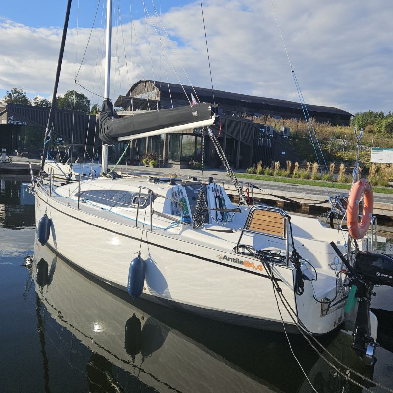 Jacht szkoleniowy Antila 24.4 – wygodna i nowoczesna jednostka do nauki żeglowania.