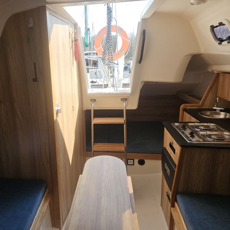 Antila 24.4 przygotowana do wypłynięcia z portu Przystań Nautica.